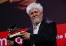 Pedro Almodóvar triunfa con el León de Oro del festival de Venecia por ‘La habitación de al lado’ | Cultura