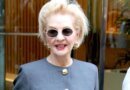 Carolina Herrera da una lección de estilo a los 85 con un conjunto gris que rejuvenece