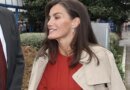 La reina Letizia luce el look de entretiempo perfecto para presidir el acto central del Día Mundial de la Investigación en Cáncer