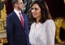 El elergante look de Díaz Ayuso en el Día de la Hispanidad: conjunto de lunares y gabardina de Mango