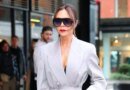 Victoria Beckham convierte un traje gris en un look arrasador con el complemento de moda