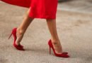 Zapatos de tacón cómodo para llevar en looks de invitadas a los 50 este otoño