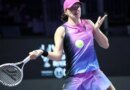 Swiatek firma una remontada para recordar en su regreso a las pistas en las WTA Finals de Riad