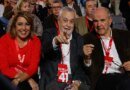 El Congreso del PSOE ovaciona a Chaves, Griñán y Álvarez tras la anulación de sus condenas por los ERE