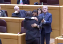 El emotivo abrazo entre dos senadores valencianos, uno del PSOE y uno del PP, durante un pleno sobre la dana | España