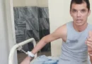 Joven cn padecimiento psiquiátrico internado y esposado