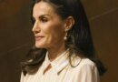 La reina Letizia brilla en la ópera de Bilbao con un look camisero romántico de Teresa Helbig