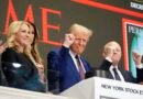 Trump toca la campana en la Bolsa de Nueva York entre vítores de «EE.UU.» mientras los directores ejecutivos y líderes empresariales observan