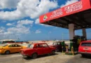 Se agota la gasolina, pero el Gobierno sabe qué hacer: venderla en dólares