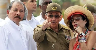 Ortega y Murillo meten la pata por segunda vez y felicitan a Díaz-Canel por el 20 de mayo
