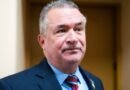 Representante republicano Don Bacon para retirarse