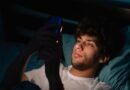 Las recomendaciones de un somnólogo para dormir mejor: la clave está en cómo usas el celular