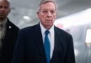 A los agentes del FBI se les dijo que «indicara» cualquier registro de Epstein que mencionara a Trump, dice el senador Durbin