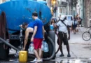 Santiago arde mientras el agua se vende como oro