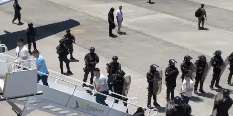 Bukele entrega a Maduro venezolanos deportados por EE.UU. a cambio de presos políticos