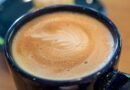 Café y antibióticos no se mezclan; un nuevo estudio explica qué ocurre cuando lo haces