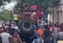 Santiagueros cargan un camión de picadillo tras accidente (+ video)