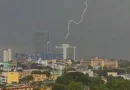Captan el momento en que un rayo impacta el Hotel Habana Libre