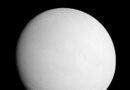 Encélado, la luna de Saturno que no deja de sorprender: su polo norte se creía inerte, pero no es así